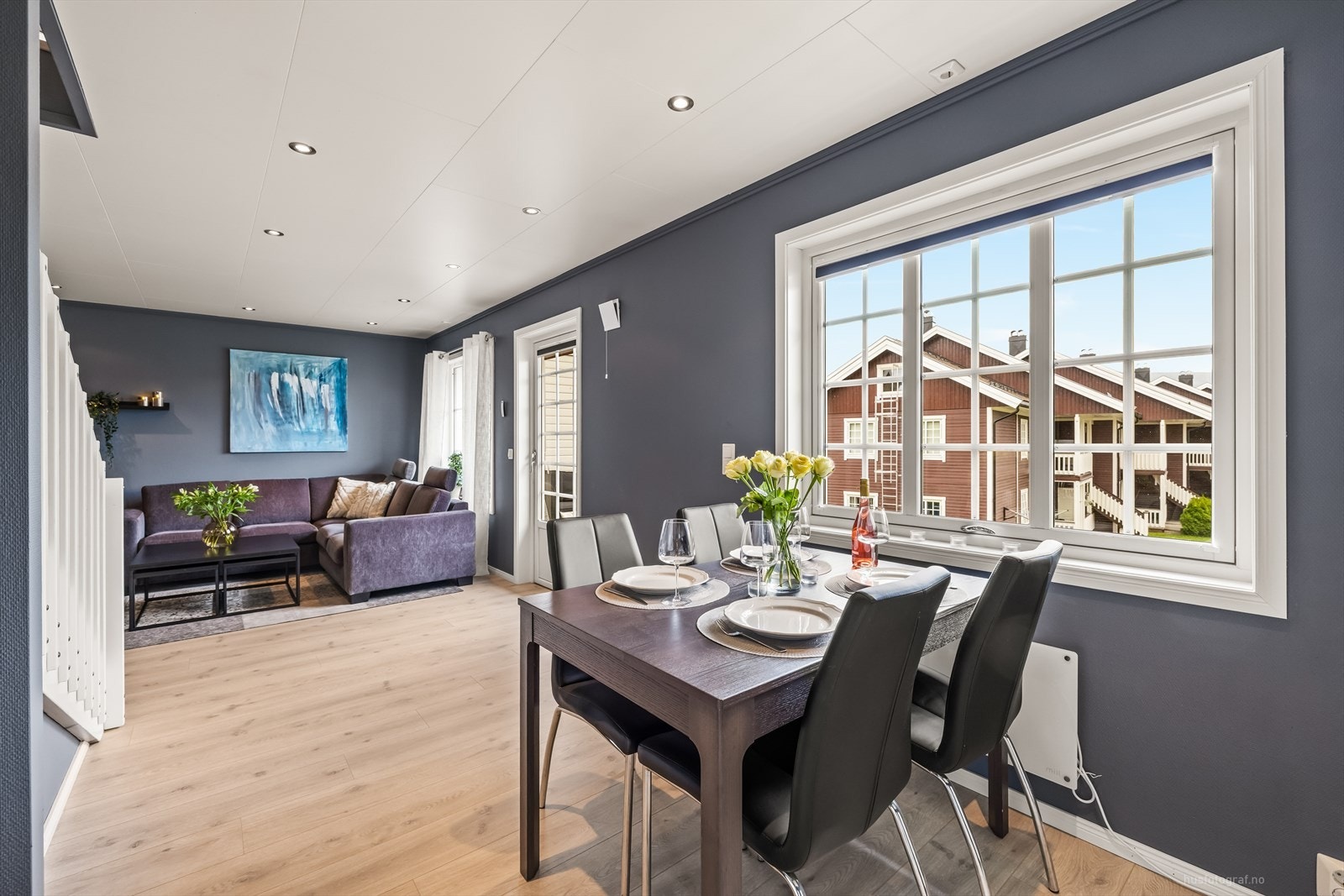 Spisebordet finner sin naturlige plassering ved kjøkkenet, der en kan invitere flere gjester til bords. Galleribilde