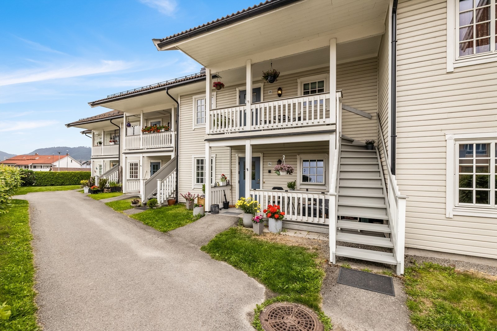 Fellesområder er opparbeidet og velholdt med gangstier og felles uteareal. Galleribilde