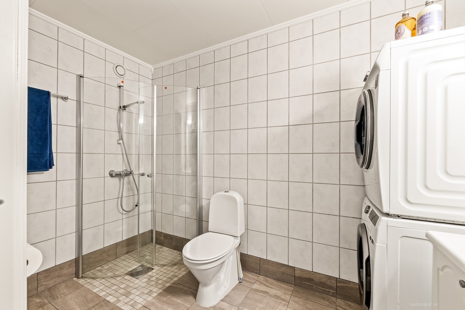 Videre er badet innredet med toalett og dusjnisje. Rommet har opplegg for vaskemaskin og tørketrommel. Galleribilde