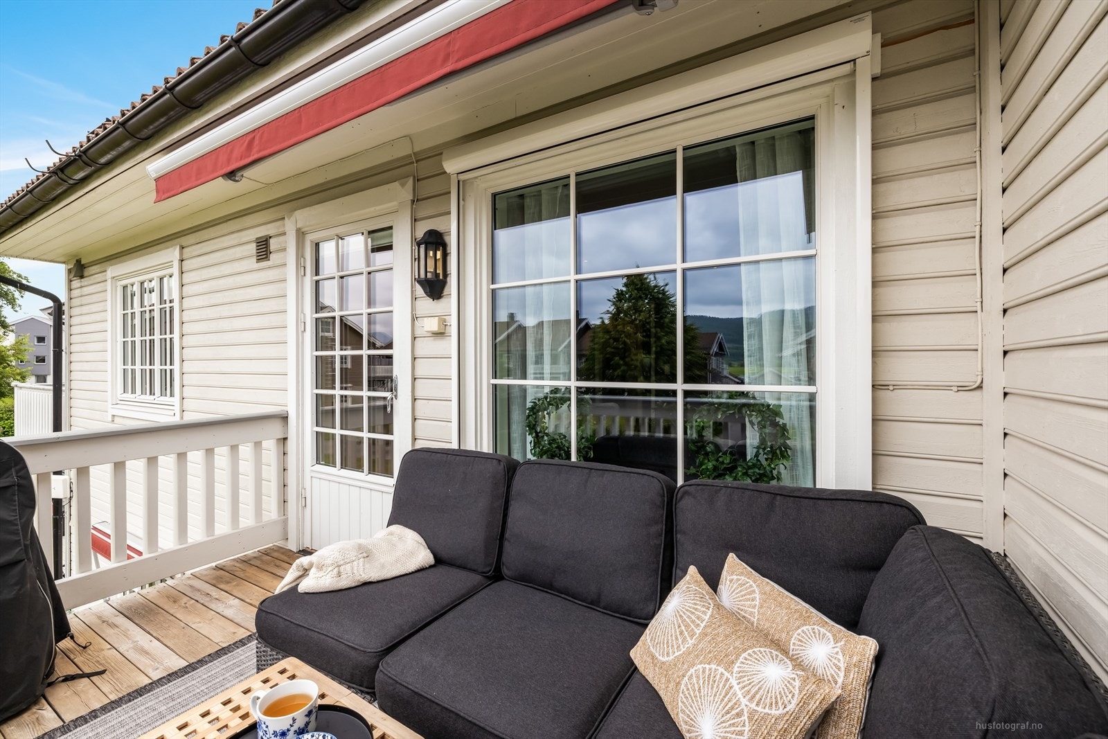 Fra stuen er det direkte utgang til en hyggelig vestvendt balkong som sikrer meget gode solforhold med sen kveldssol. Galleribilde