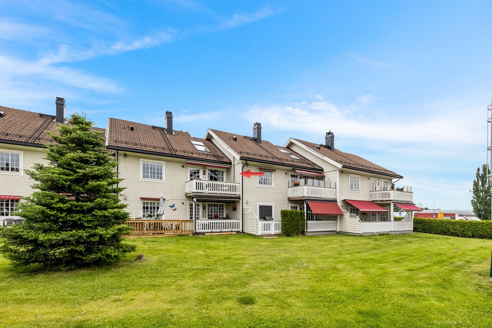 Fra leiligheten er det kun en kort gåtur til et godt utvalg av butikker, café, serveringssteder, vinmonopol og buss- og togstasjon. Galleribilde