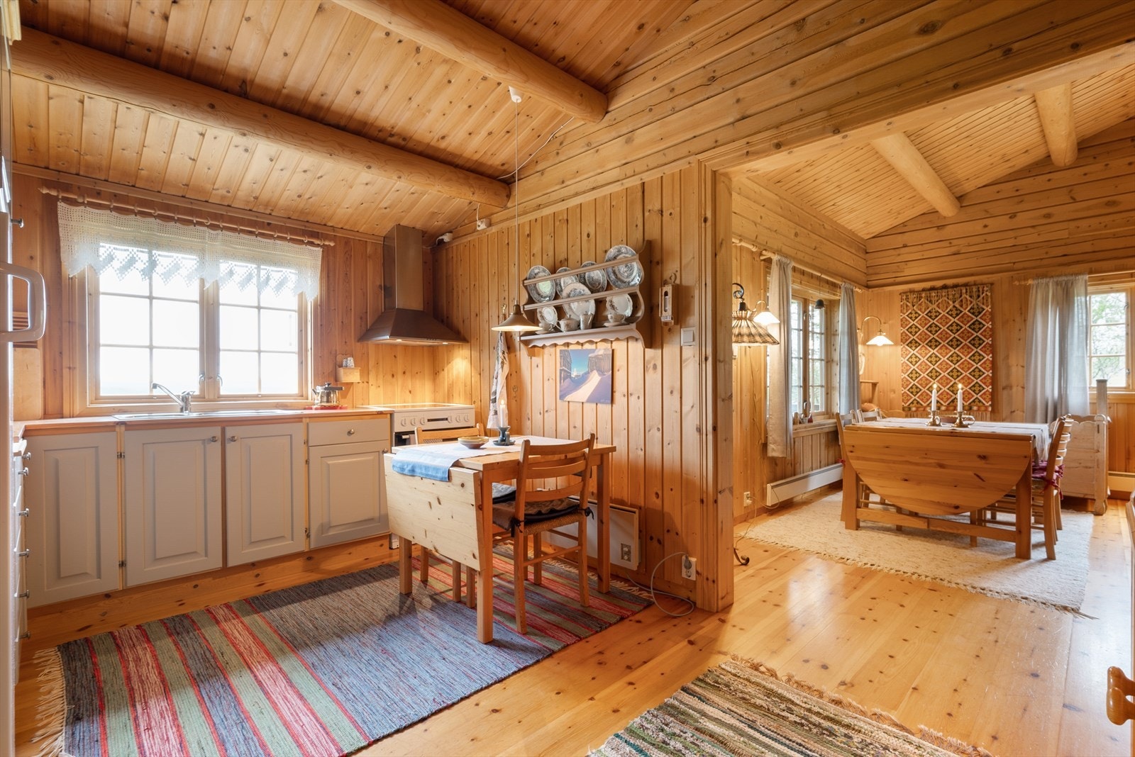 Kjøkken med plass til et lite kjøkkenbord. Galleribilde