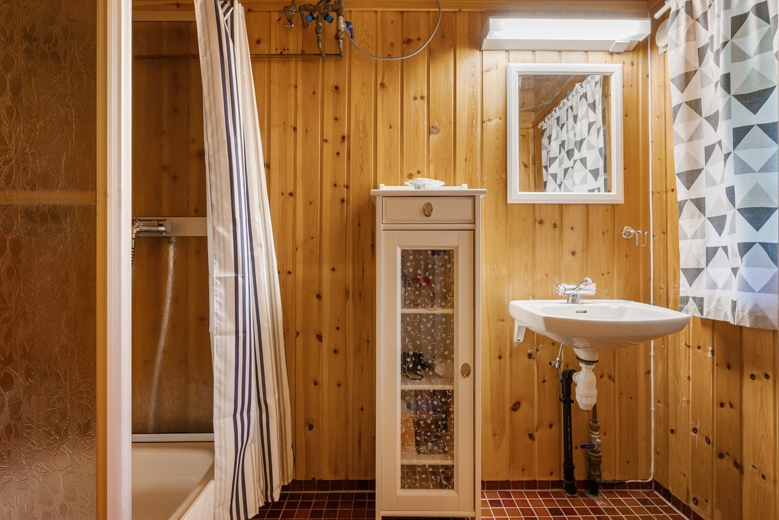 Bad med vask og dusjkabinett. Galleribilde