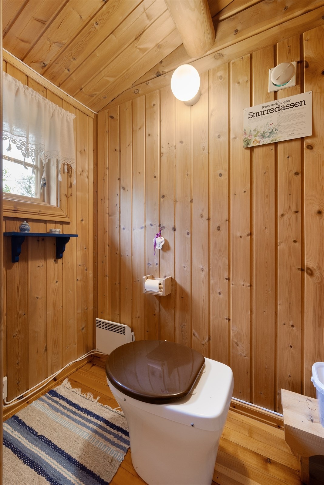 Toalettrom med biotoalett. Galleribilde