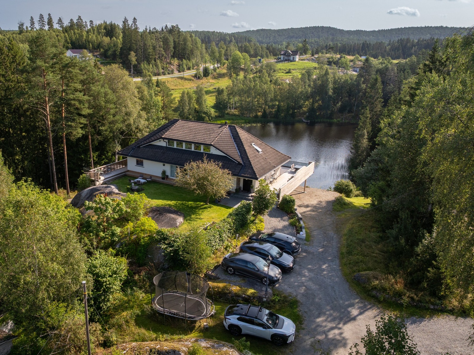 Bussen stopper ca. 100 meter fra eiendommen. Galleribilde
