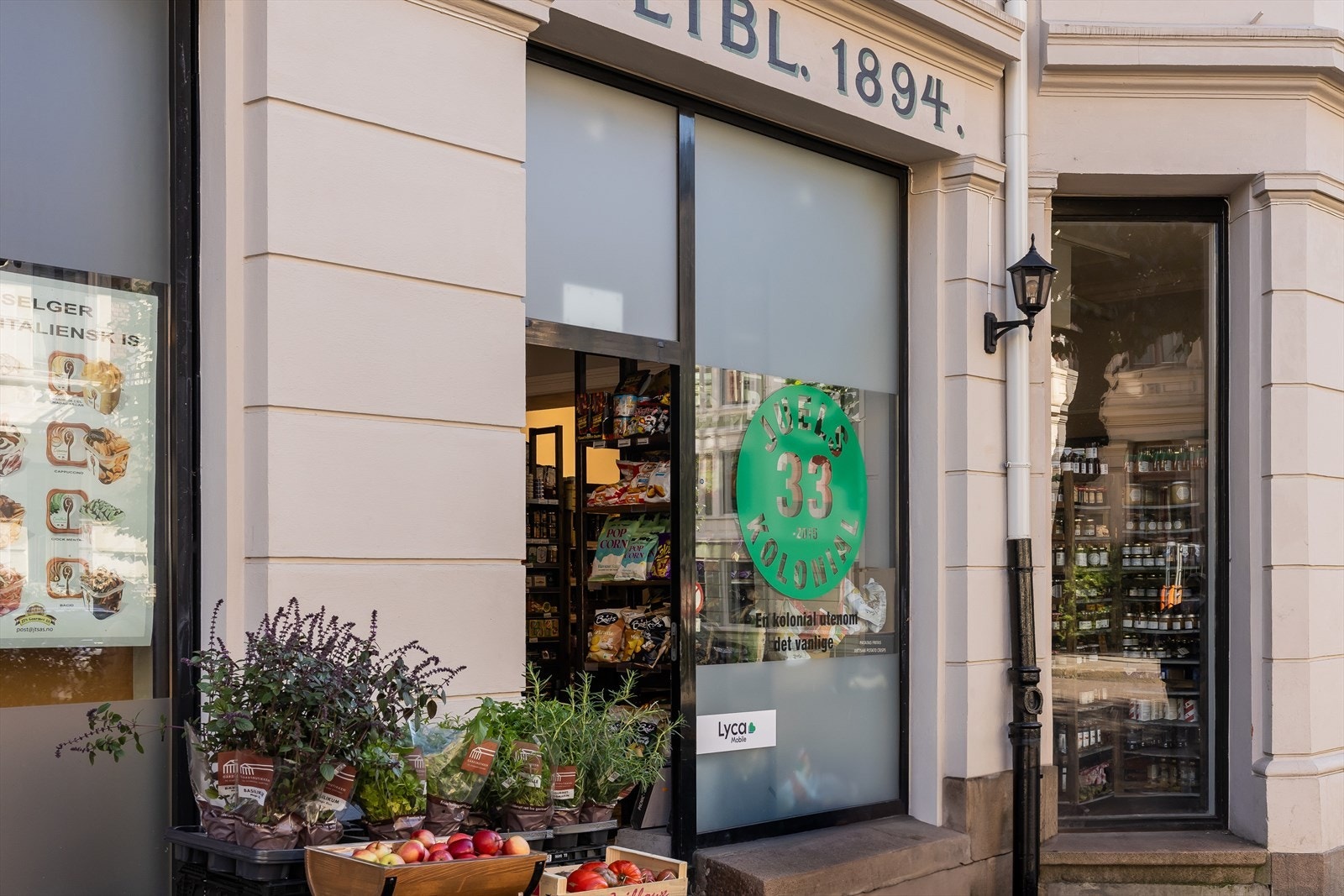 Koselige kafeer og små nisjebutikker skaper en hyggelig atmosfære i nærområdet. Galleribilde