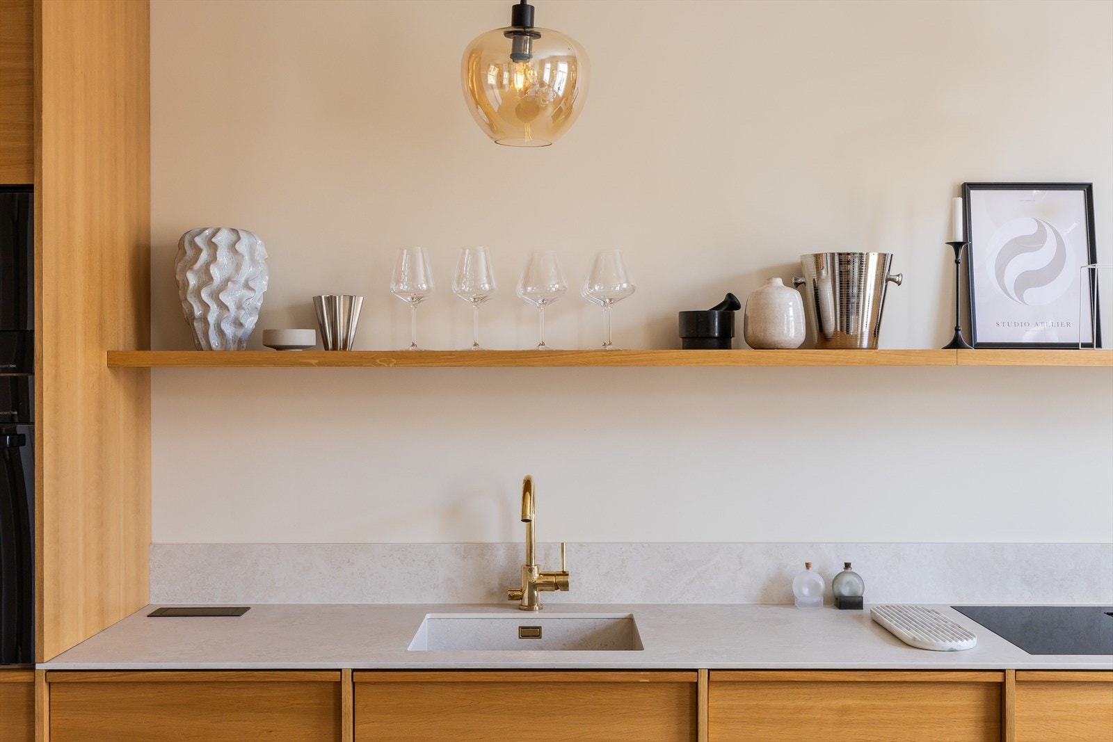 Delikat kjøkken fra 2022. Kjøkkeninnredning med eikfinerte fronter. Det er kjøkkenventilator med kullfilter integrert i koketoppen. Galleribilde