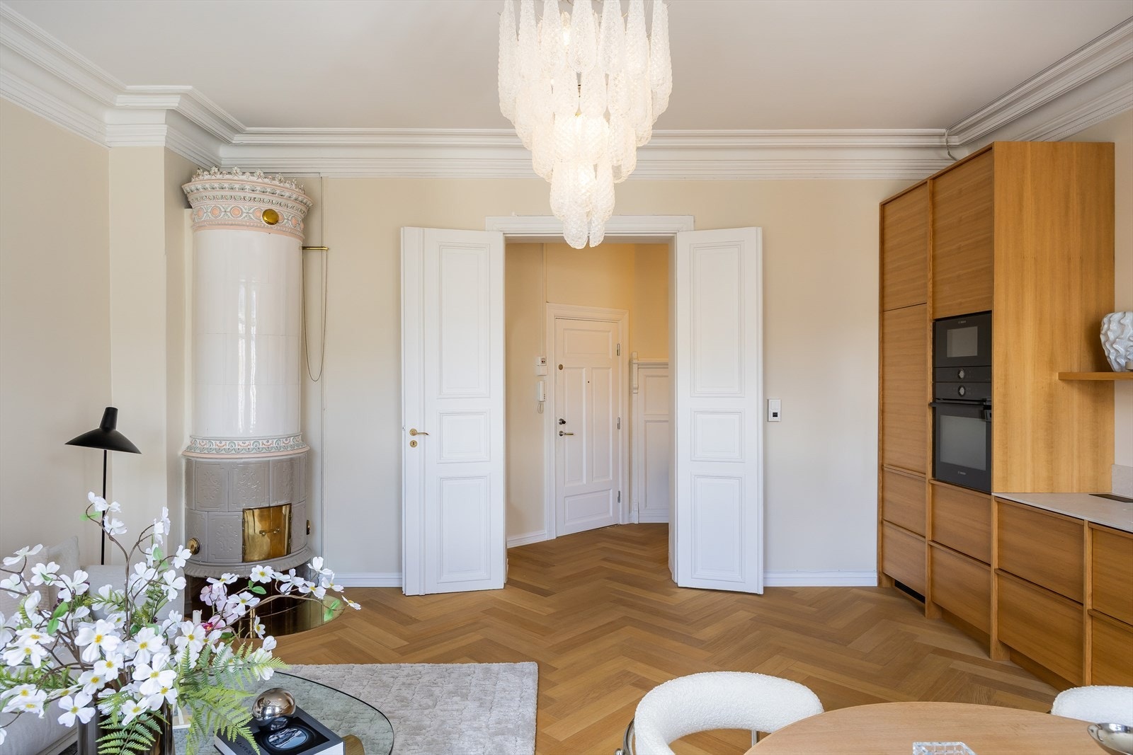 Tidsriktige farge- og materialvalg er gjennomgående i leiligheten, som gir et moderne og stilrent uttrykk. Galleribilde