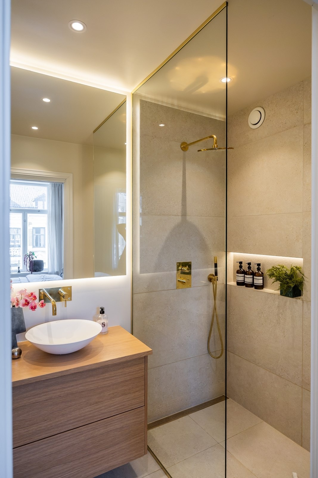 Lyst og stilrent bad fra 2022, med flislagte overflater og varmekabler i gulv. Galleribilde