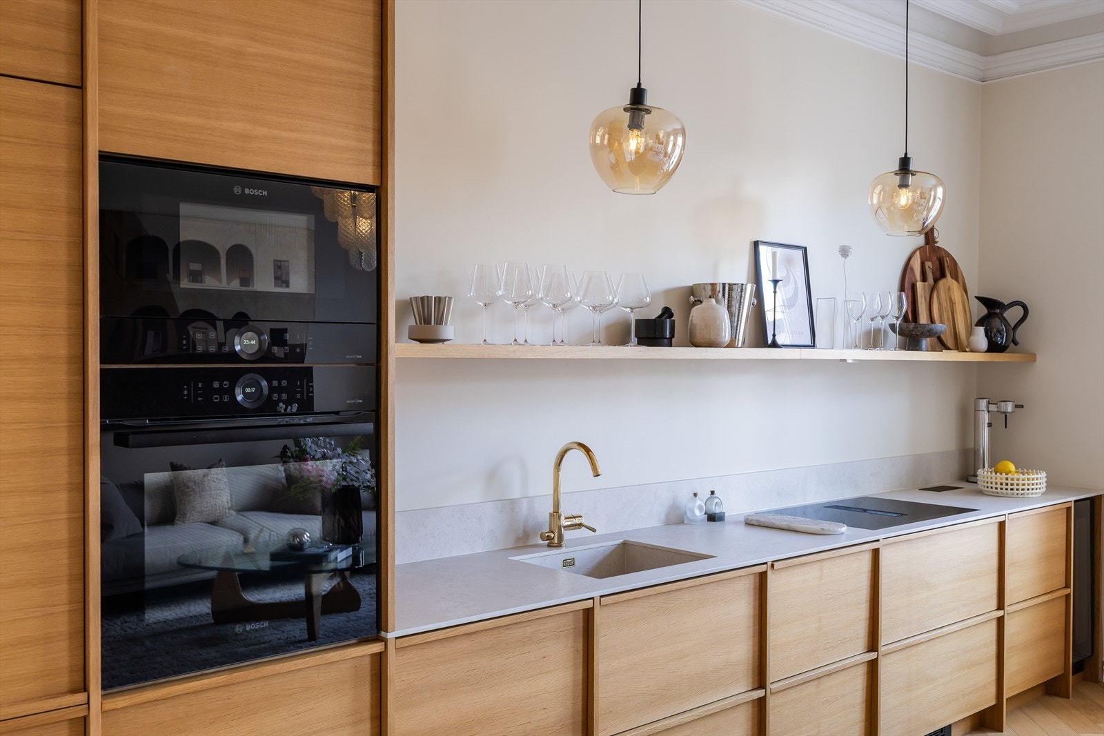 Kjøkkenet er innredet og designet med tanke på funksjonalitet og har godt med benk- og skapplass. Galleribilde