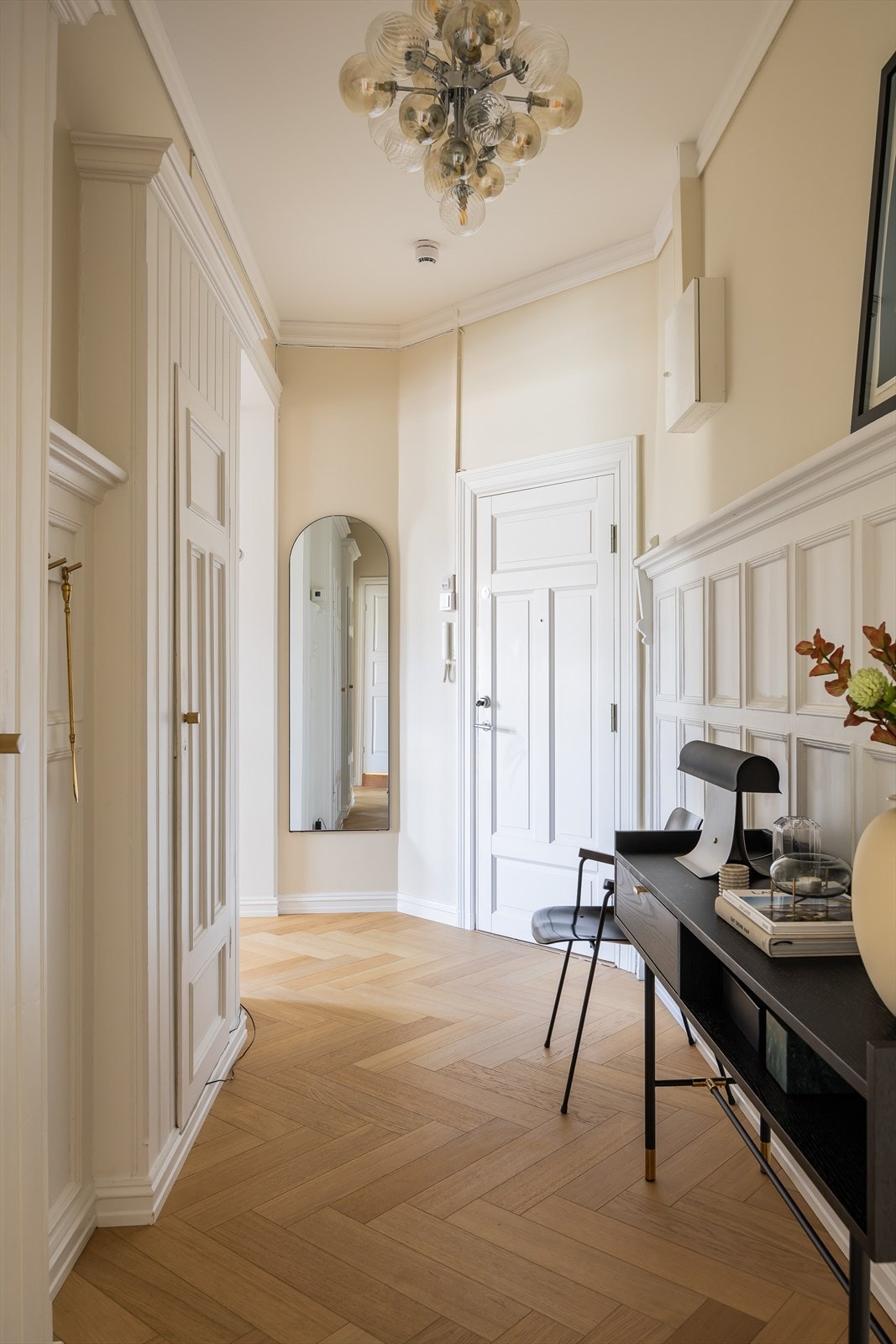 Lys og innbydende entré - som gir et godt førsteinntrykk av leiligheten. Galleribilde