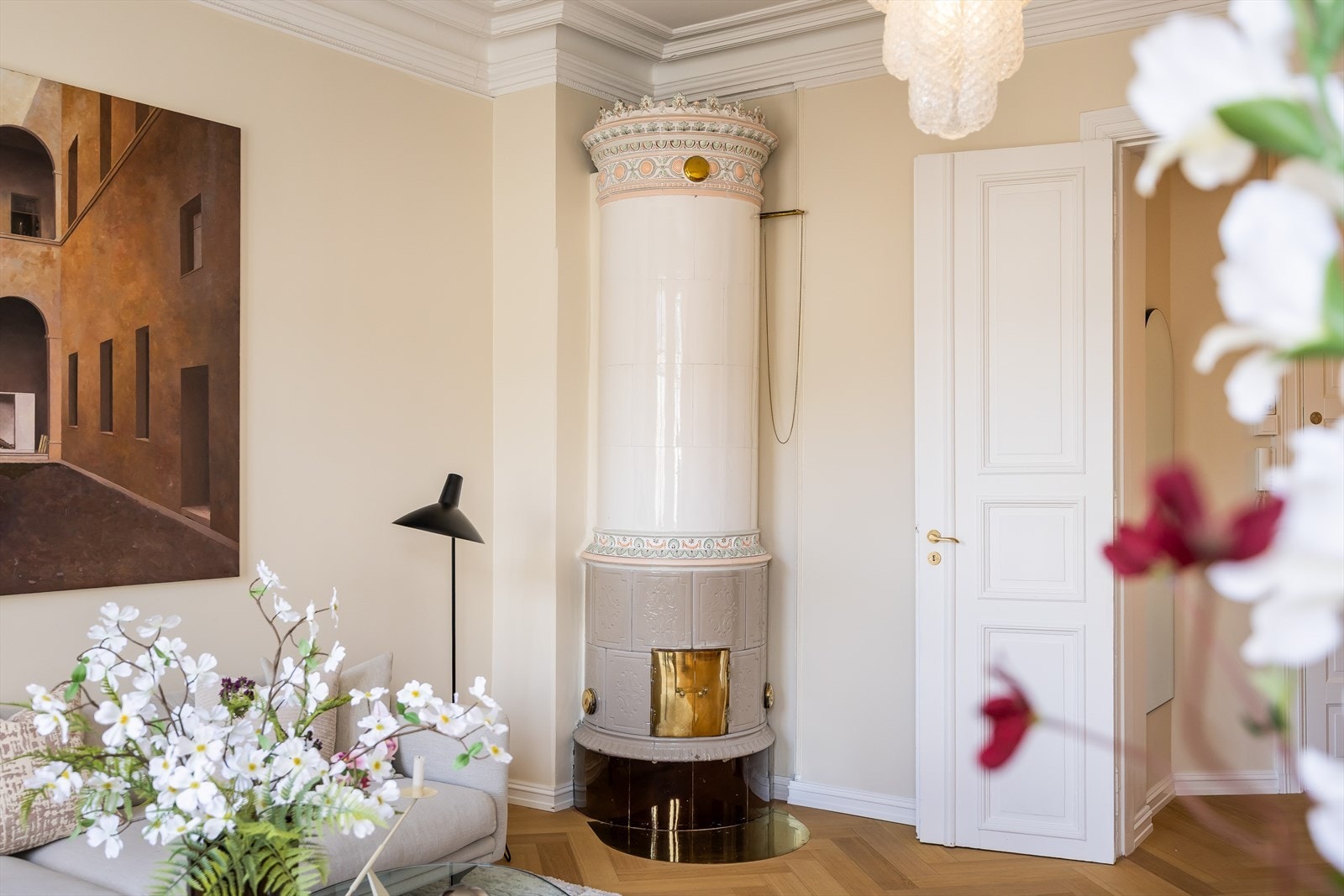 Flott kakkelovn i stuen. Det foreligger fyringsforbud på pipe fra brann/feiertilsyn. Galleribilde