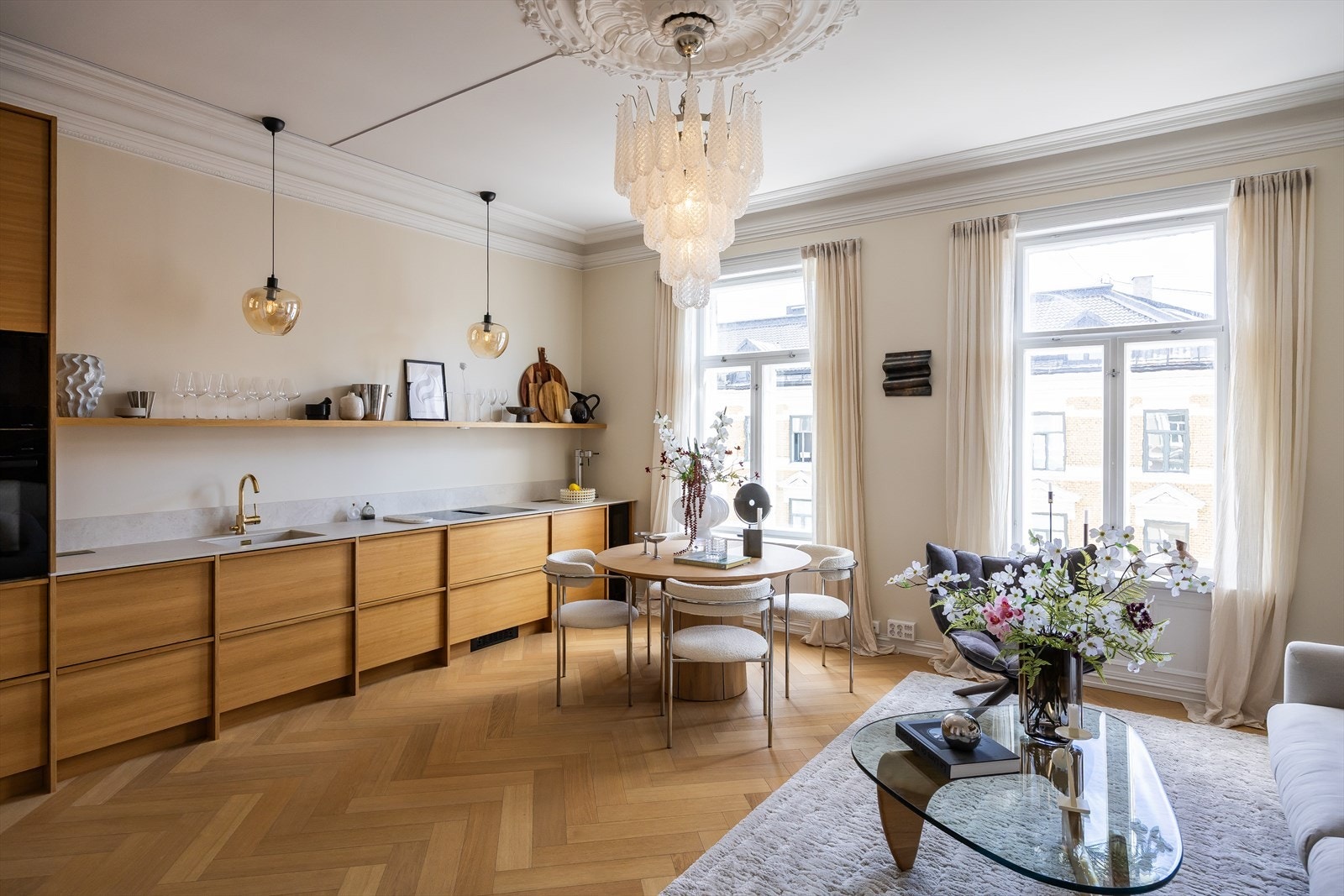 Elegant kjøkken med moderne integrerte hvitevarer - perfekt for både hverdagsliv og sosiale sammenkomster. Galleribilde