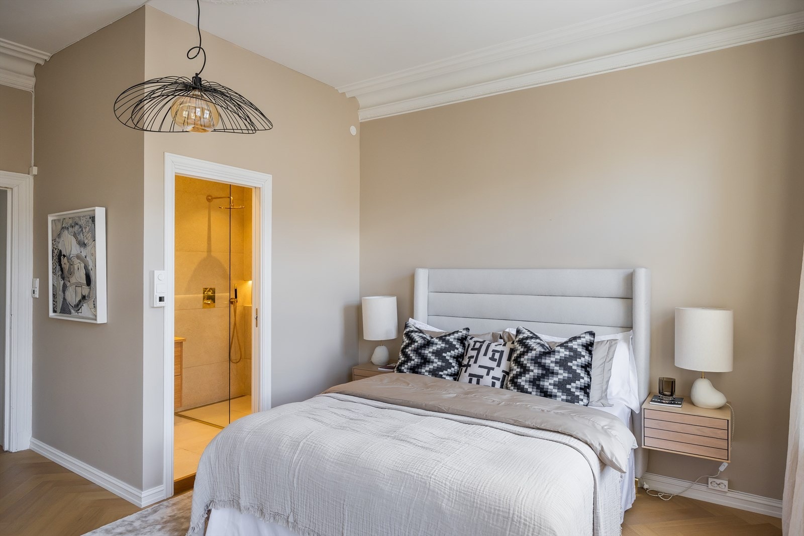 Soverommet er en egen sone med hotellfølelse og god plass til dobbeltseng. Galleribilde