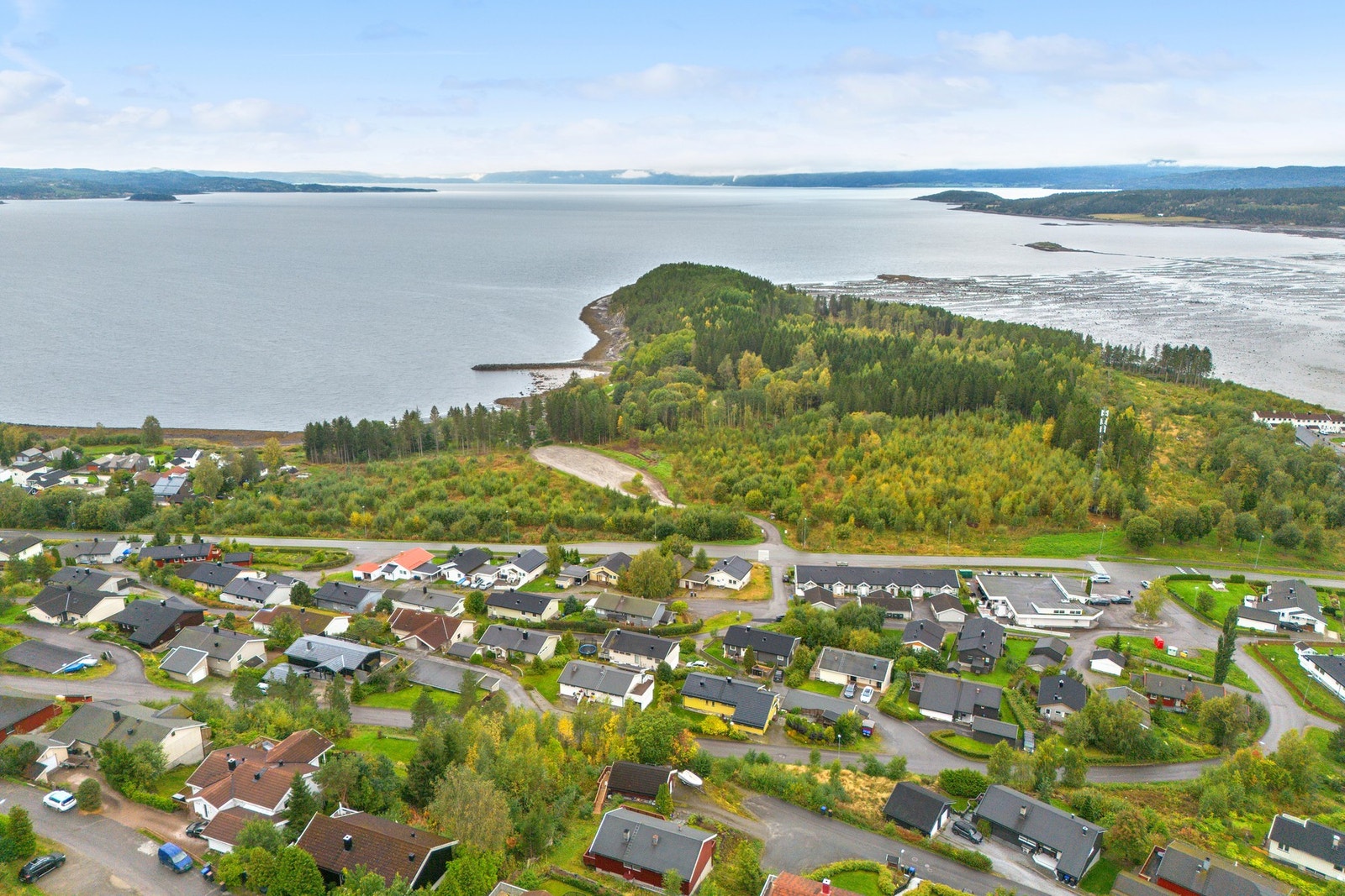 Boligen ligger i et etablert og rolig område på Søndre Egge, med gang- og sykkelvei til både skole og barnehage. Galleribilde