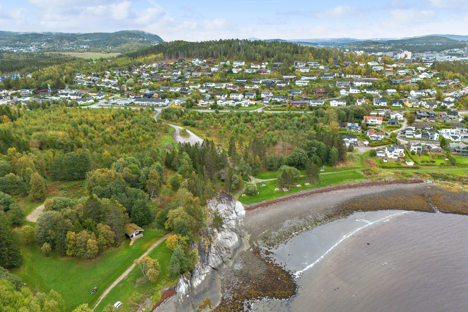 Kort vei til Paradisbukta med bade- og turmuligheter, butikker og øvrige fasiliteter. Galleribilde
