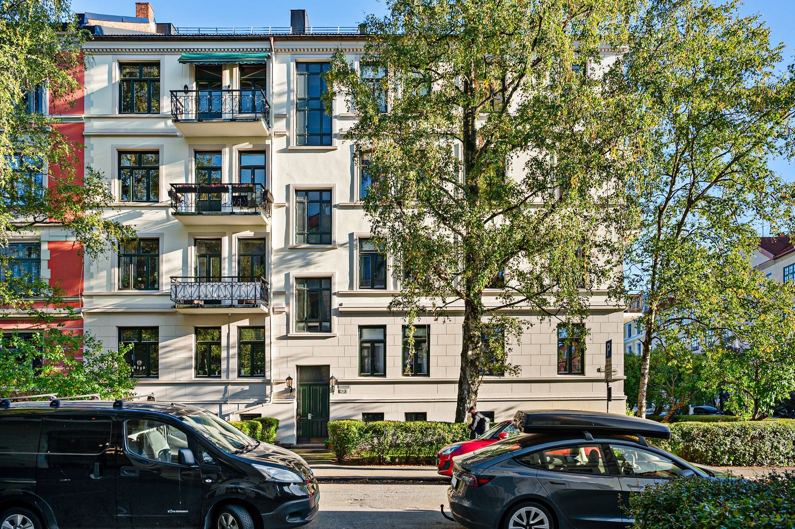 Leiligheten ligger fint til i 3. etasje. Fasade og balkonger ble pusset opp i 2021. Galleribilde