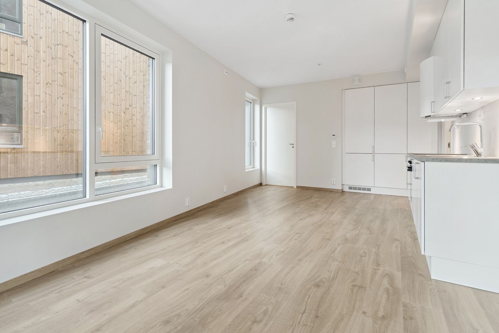 Romslig stue/kjøkken løsning Galleribilde