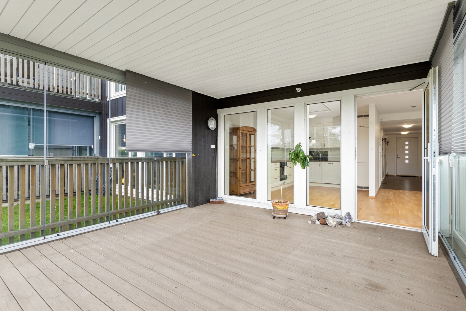 Romslig terrasse. Galleribilde