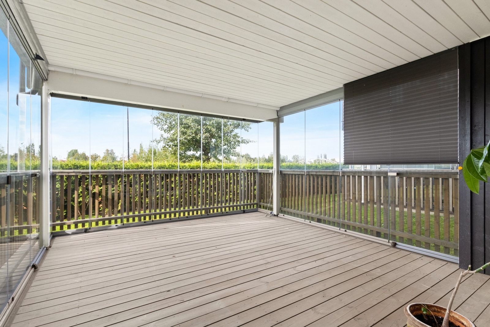 God plass til utemøbler. Galleribilde