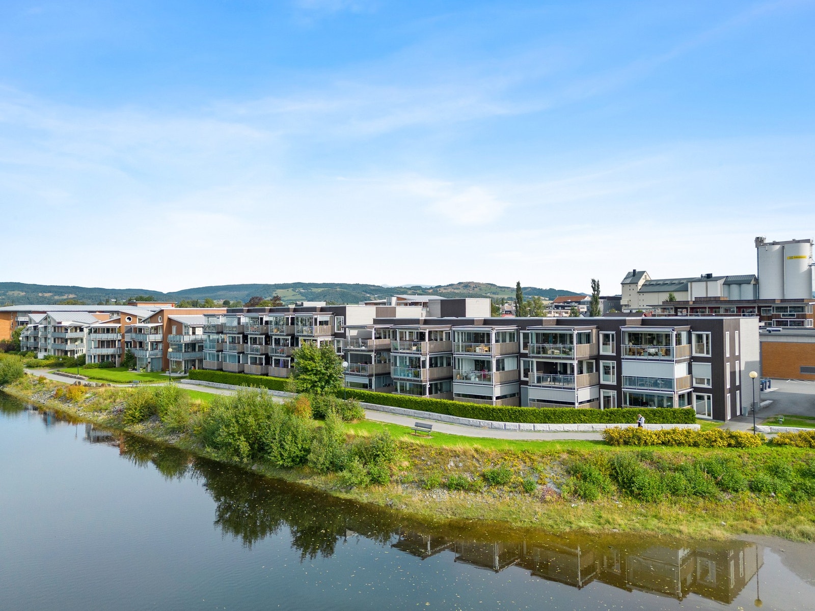 Flott beliggenhet med elva! Galleribilde