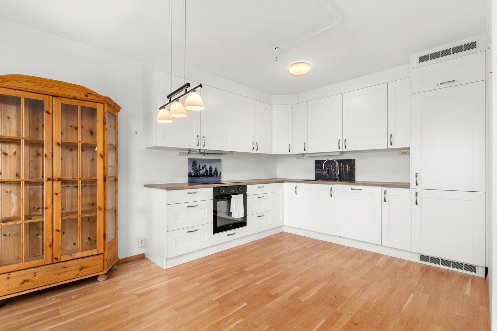 Kjøkken med integrerte hvitevarer. Galleribilde