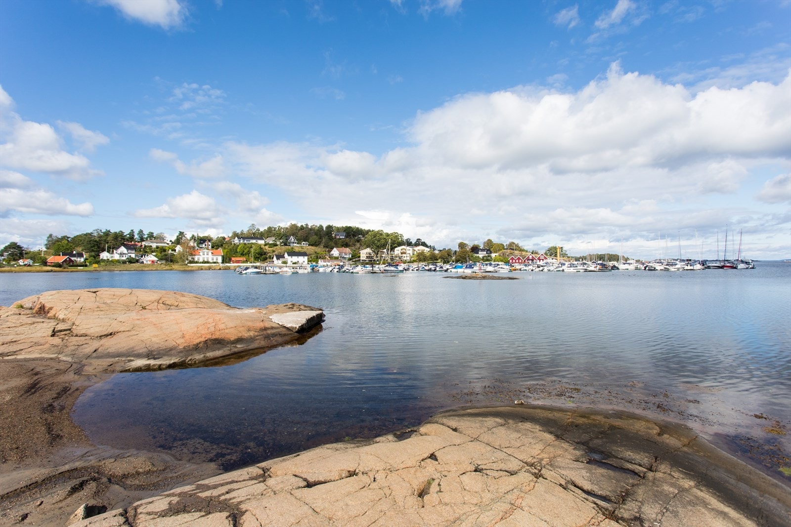 Det er kort veil til badeplasser, blant annet ved Ulvøtangen. Galleribilde