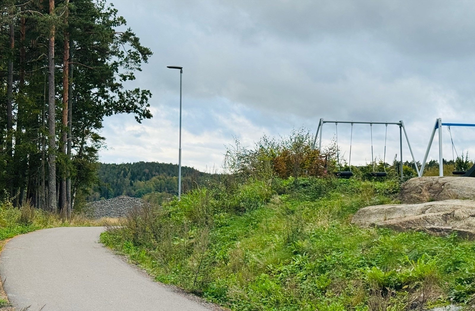 Det er sykkel-/gangvei fra Roppestadkollen til blant annet skole og barnehage. Galleribilde
