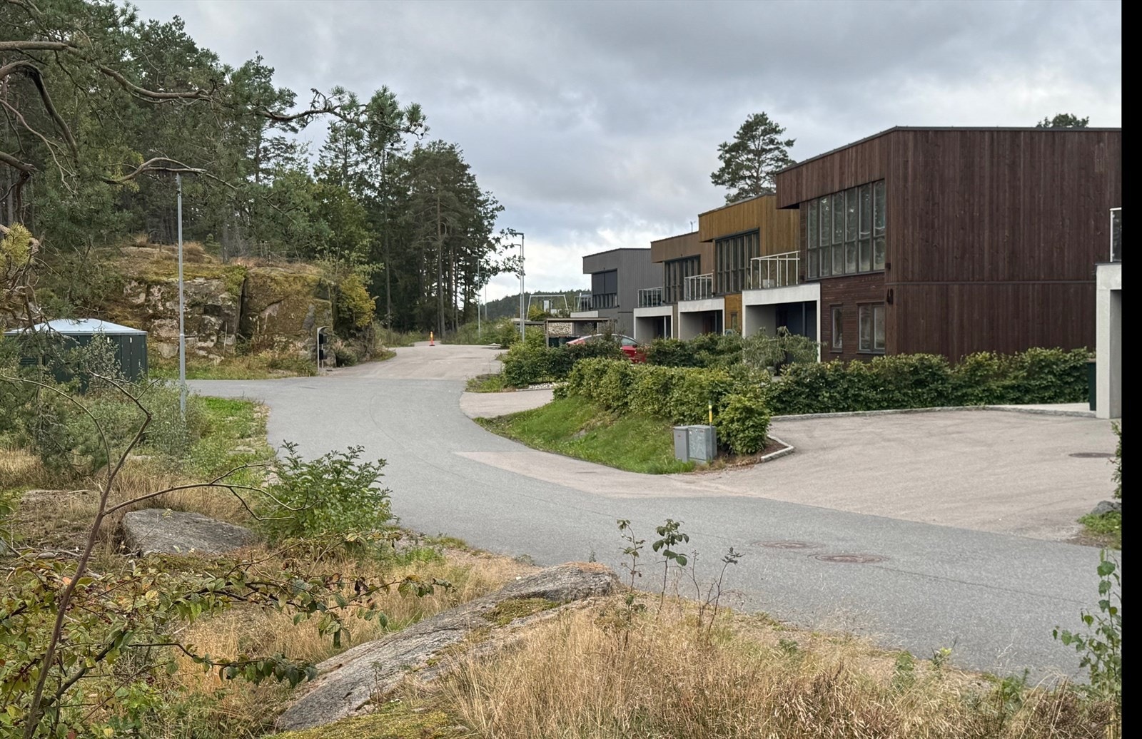 Området vest for tomten er allerede etablert med en rekke nyere eneboliger. Galleribilde