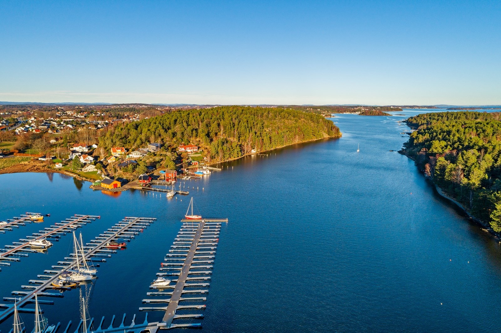Det er også kort vei til Bjerkøysundet og Færder skjærgården. Arås båthavn og Knarberg båthavn ligger innen kort avstand. Galleribilde