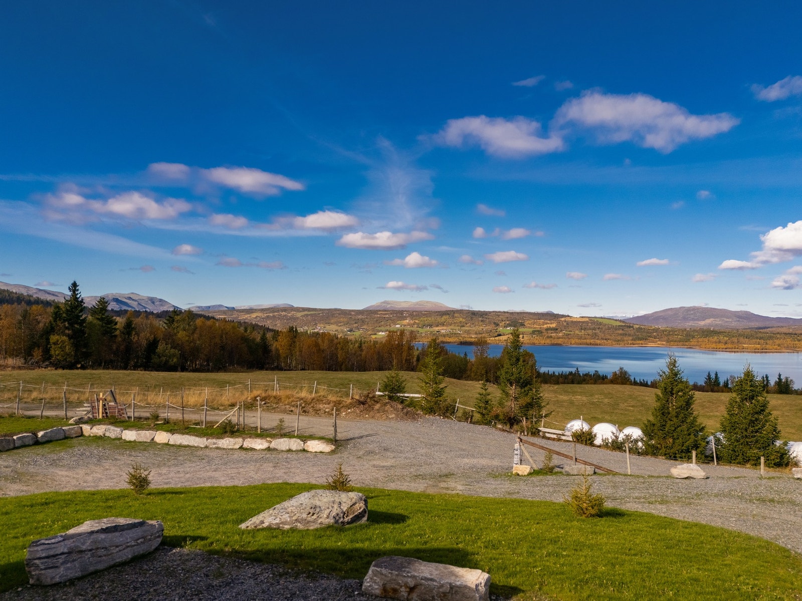 Utsiktbilde med høststemning. Galleribilde