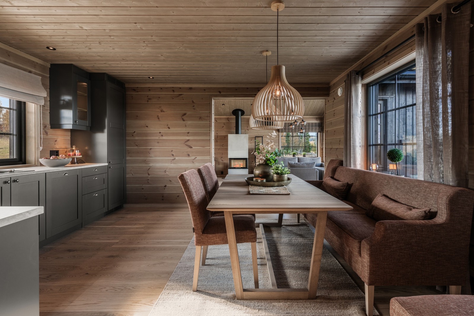 Den åpne løsningen gjør de middagene ekstra sosiale og hyggelige. Galleribilde