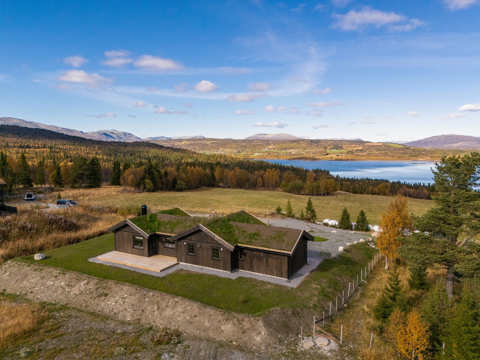 Fra hytta ser man Skogshorn og innover mot Jotunheimen. Galleribilde