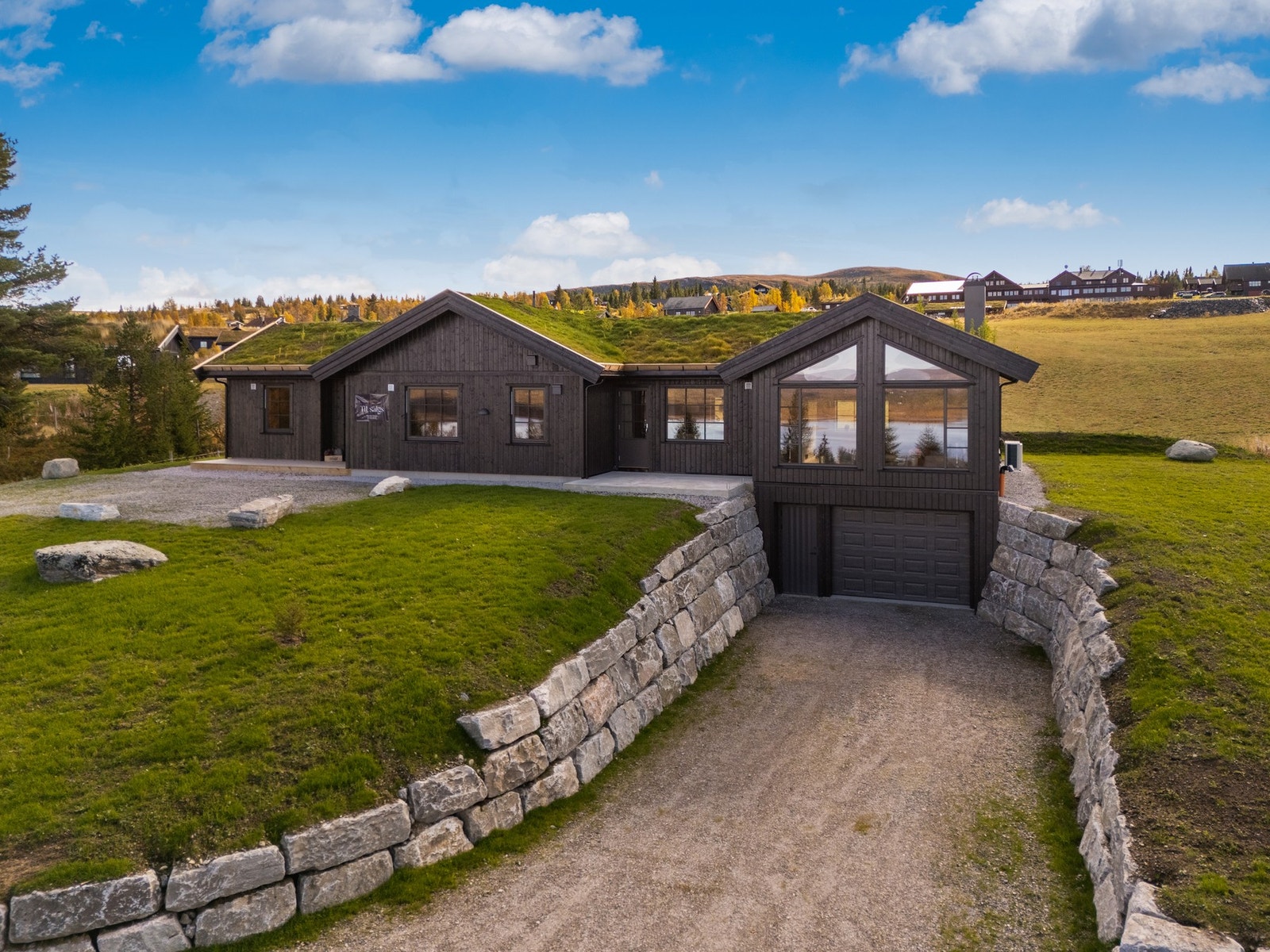 Hytta har garasje i kjelleren. Galleribilde