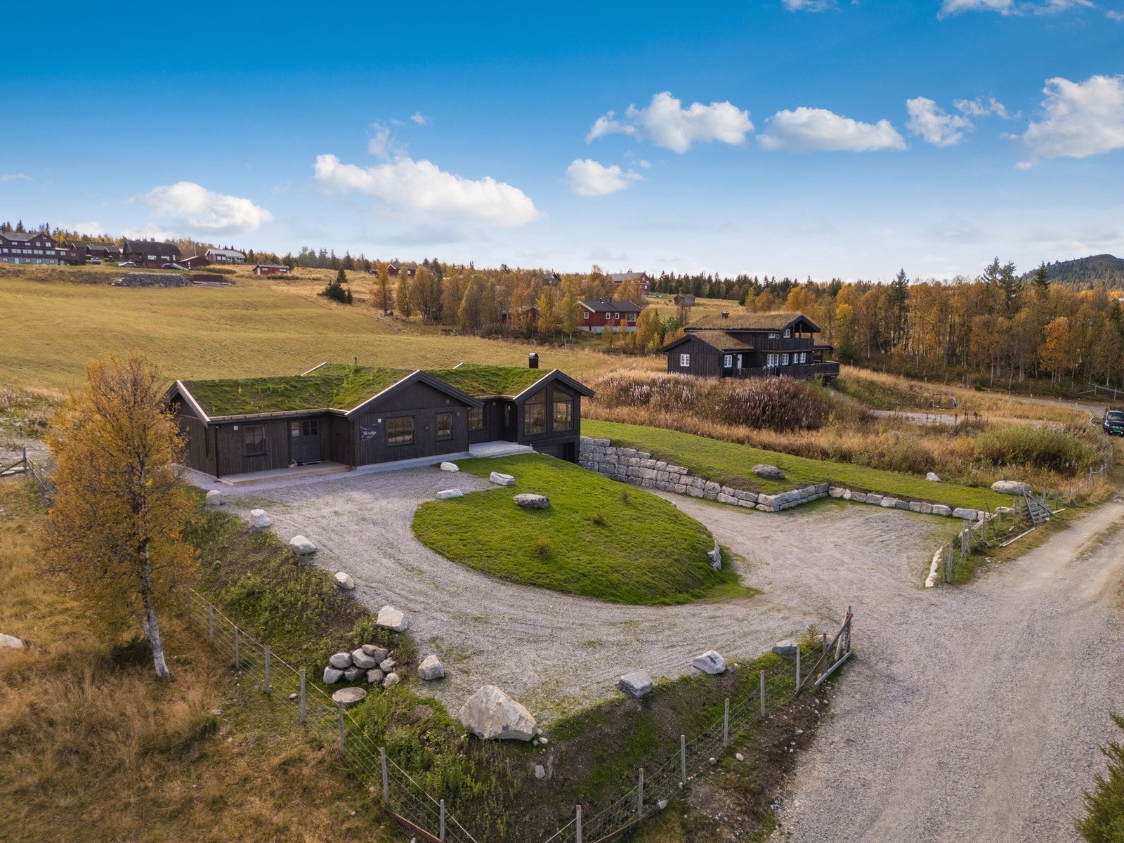 Hytta har en stilren fasade. Galleribilde