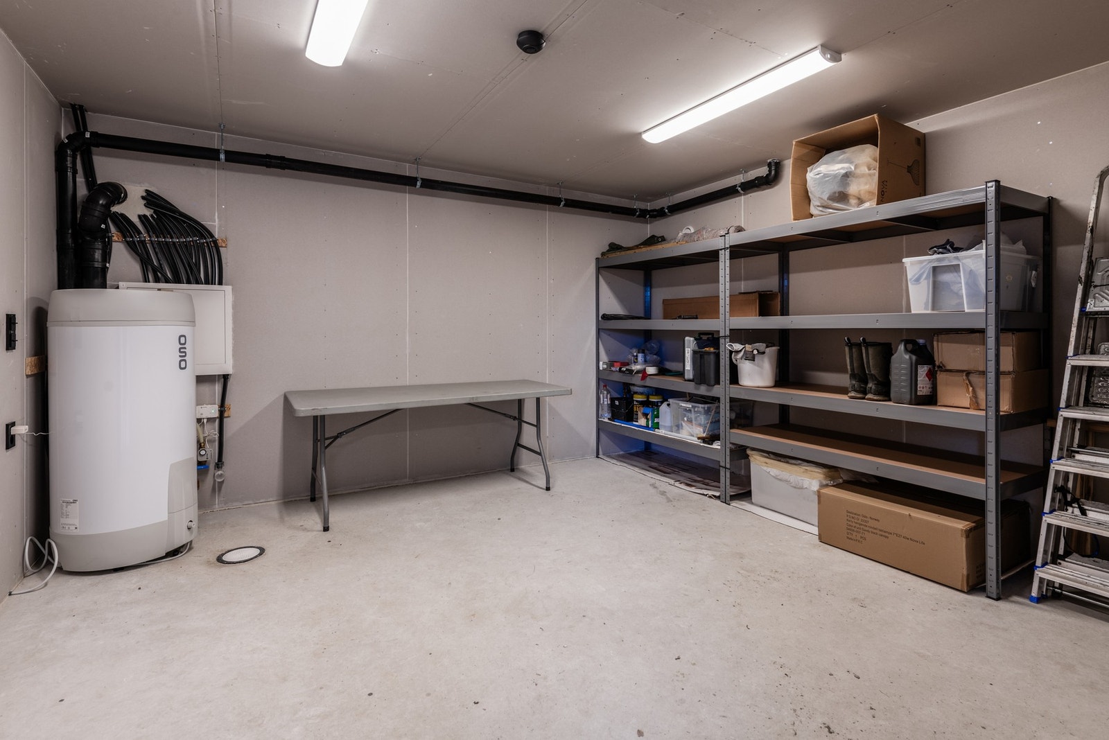 Romslig bod i kjeller med god plass til oppbevaring av alt utstyr. Galleribilde