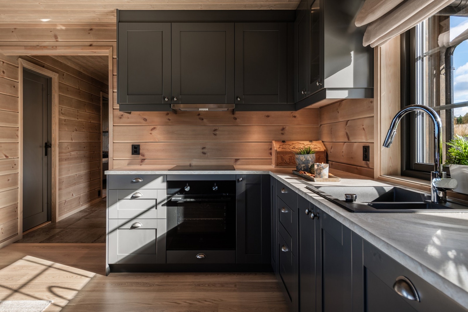 Moderne kjøkken med mørkegrå glatte fronter. Galleribilde