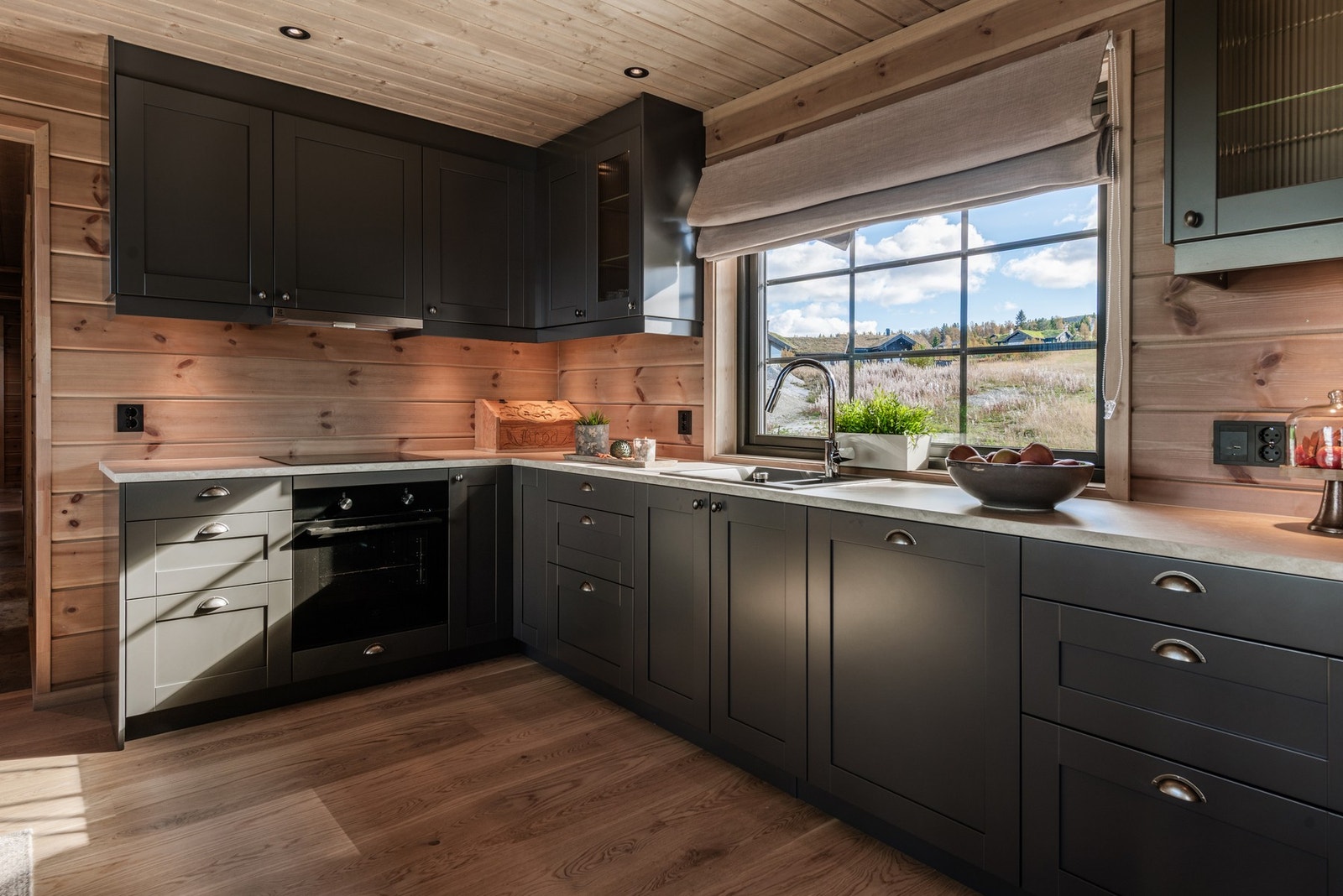 Kjøkkenet har integrerte hvitevarer. Galleribilde