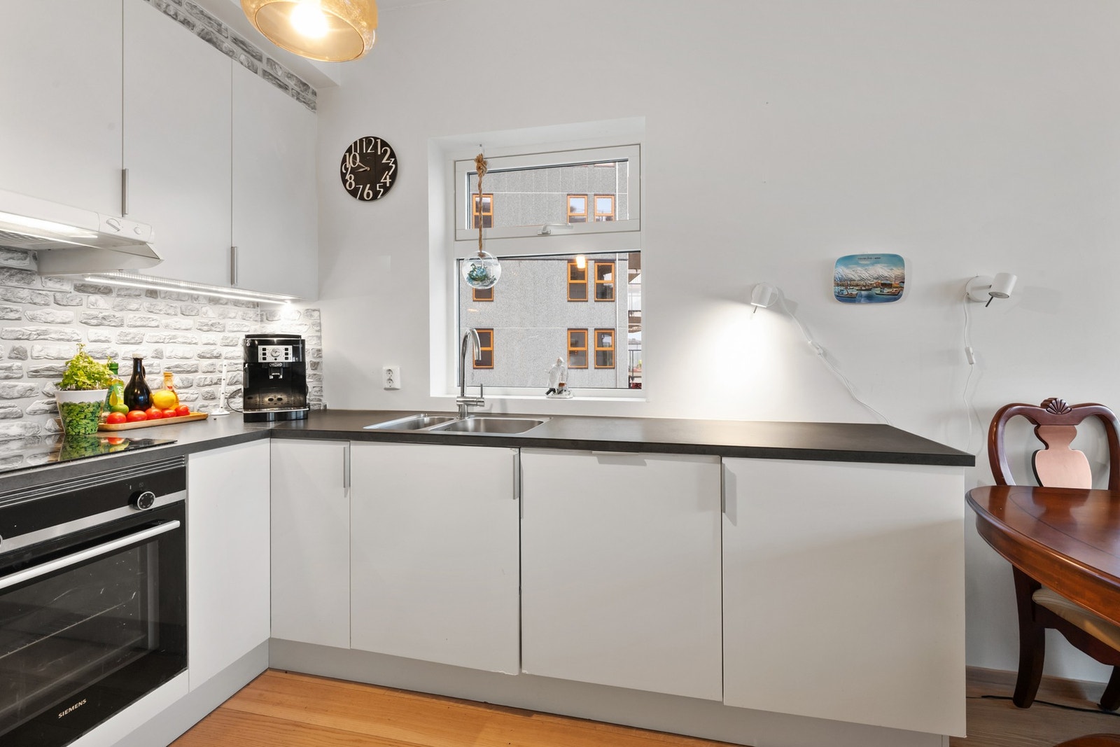 Åpen stue/kjøkken løsning men med en naturlig oppdeling av de ulike soner. Galleribilde