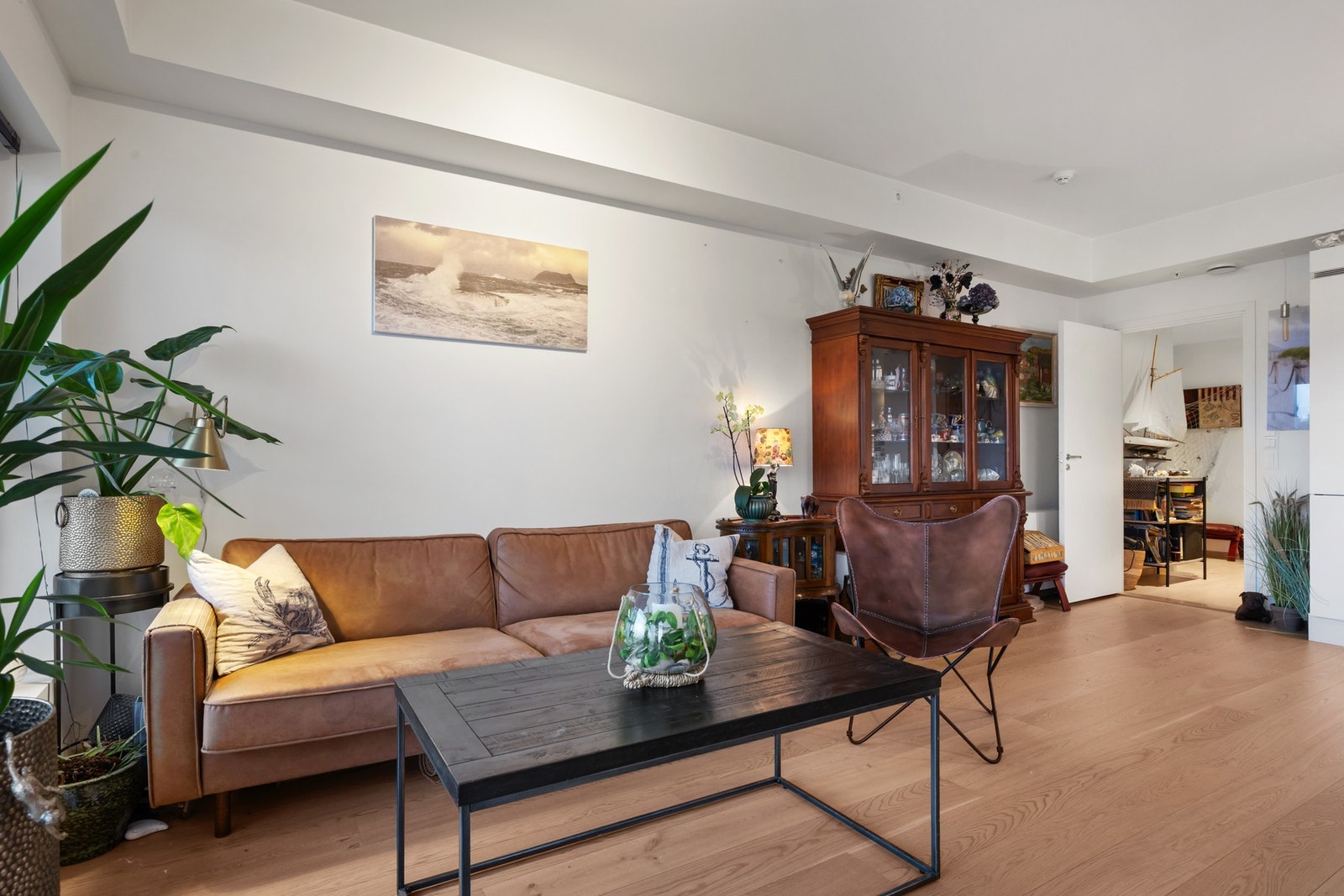 Stue/kjøkken måler hele 27,8 kvm. Takhøyden i stuen er målt til 2,79 meter. Galleribilde