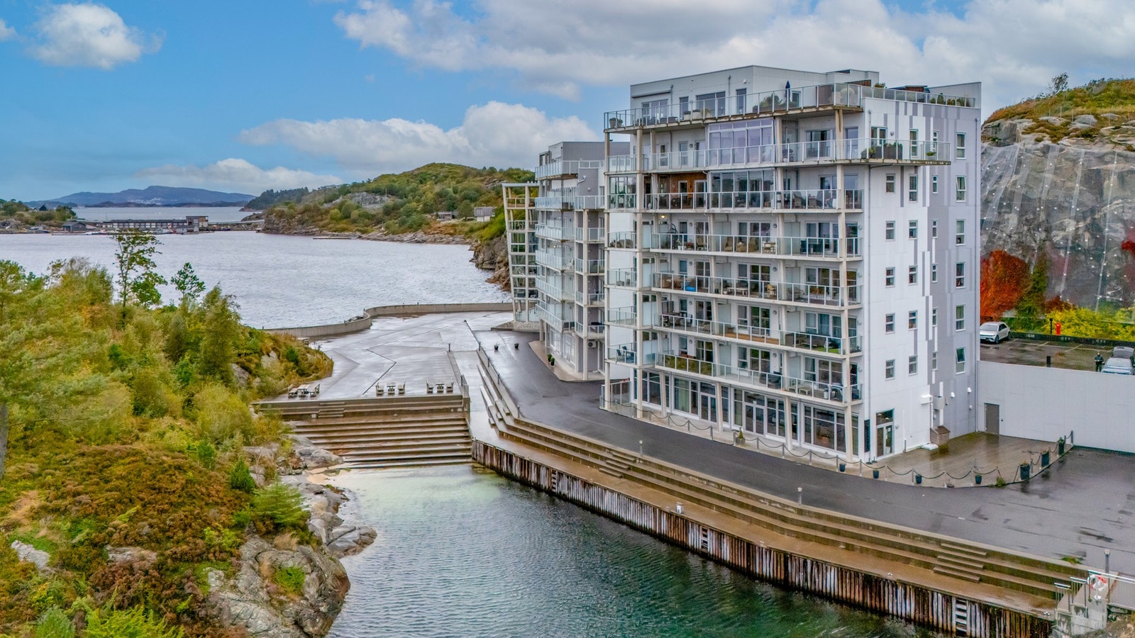 Bygget sto ferdig i 2018 og leiligheten ligger fint til i byggets 4 etasje riktig vendt for optimale solforhold. Galleribilde