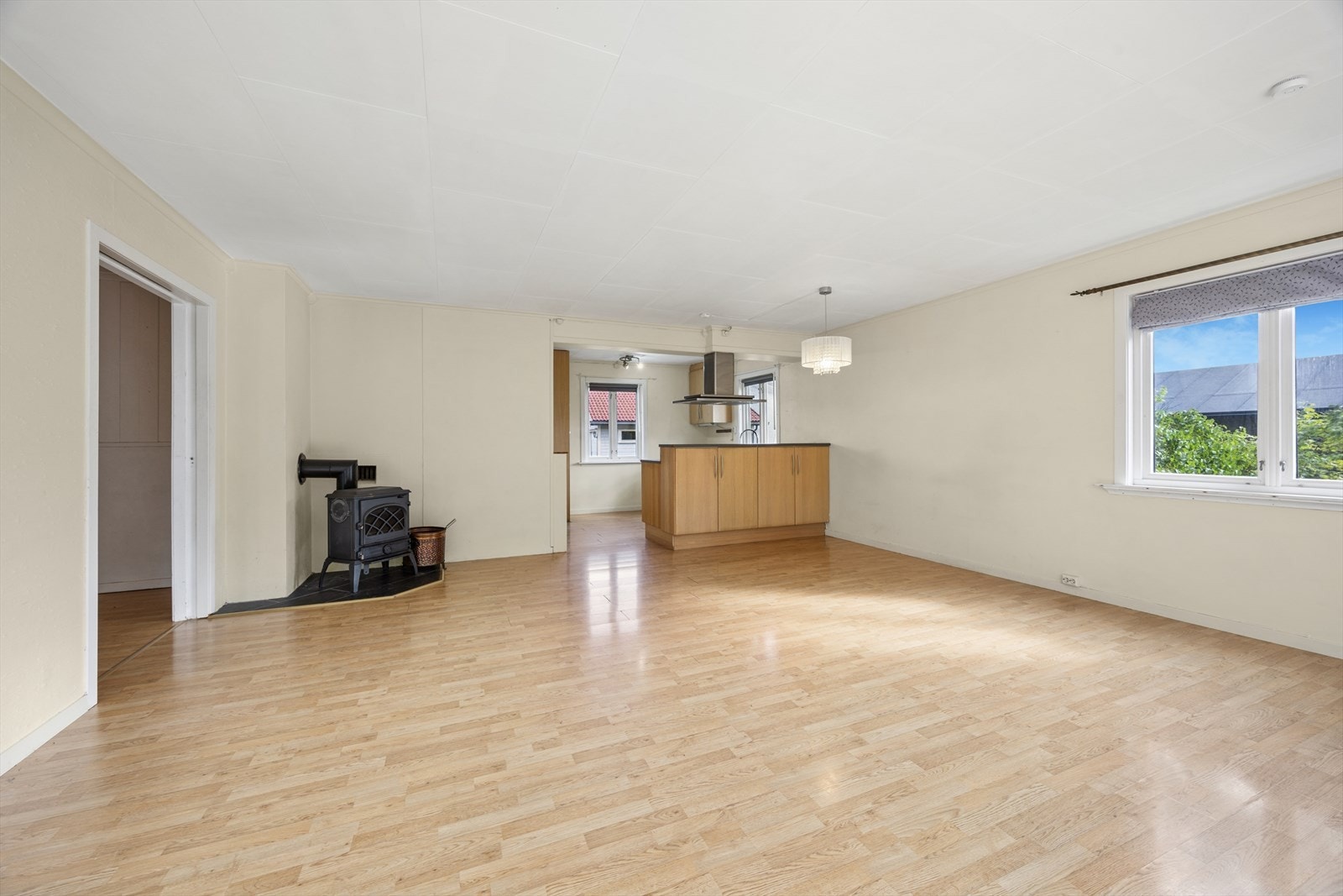 Stue med åpen løsning mot kjøkken. Galleribilde