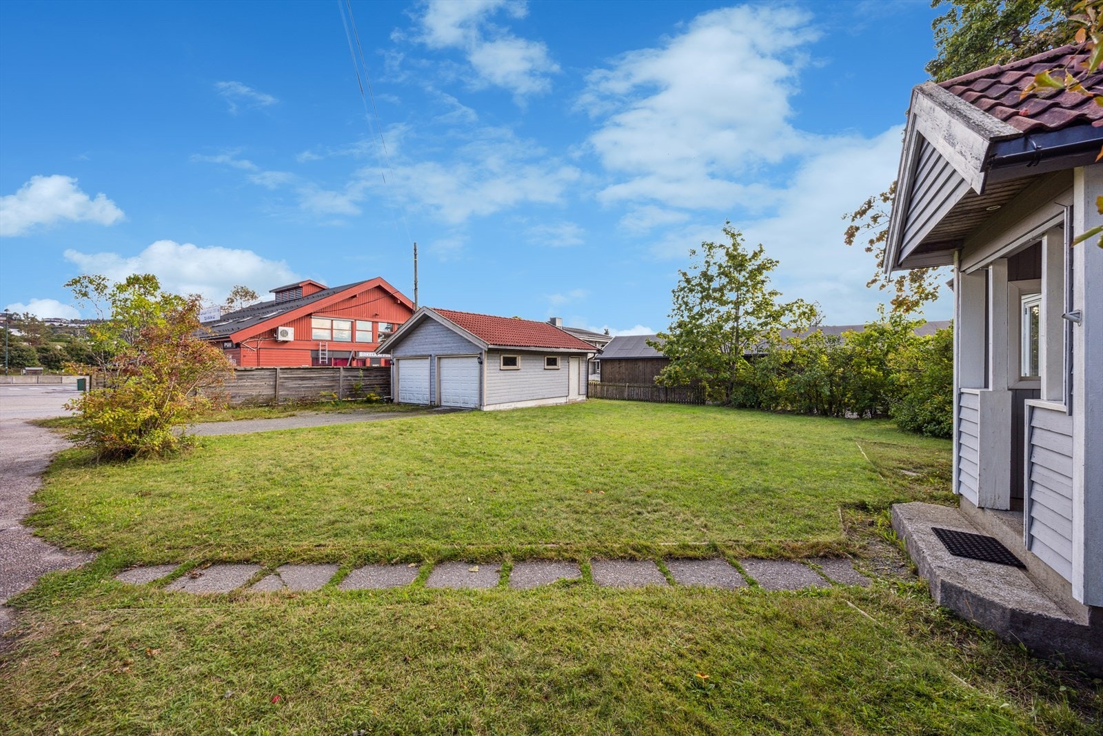 Stor, flat tomt. Galleribilde