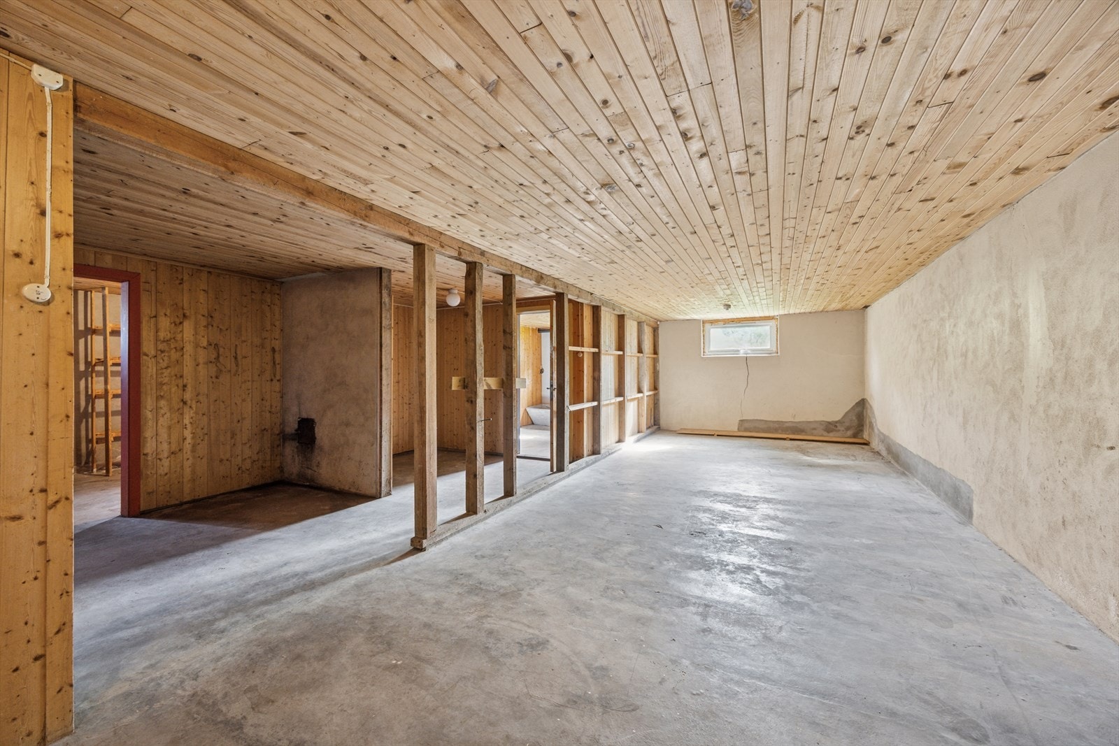 Det er full kjeller med diverse lagerrom og boder. Galleribilde