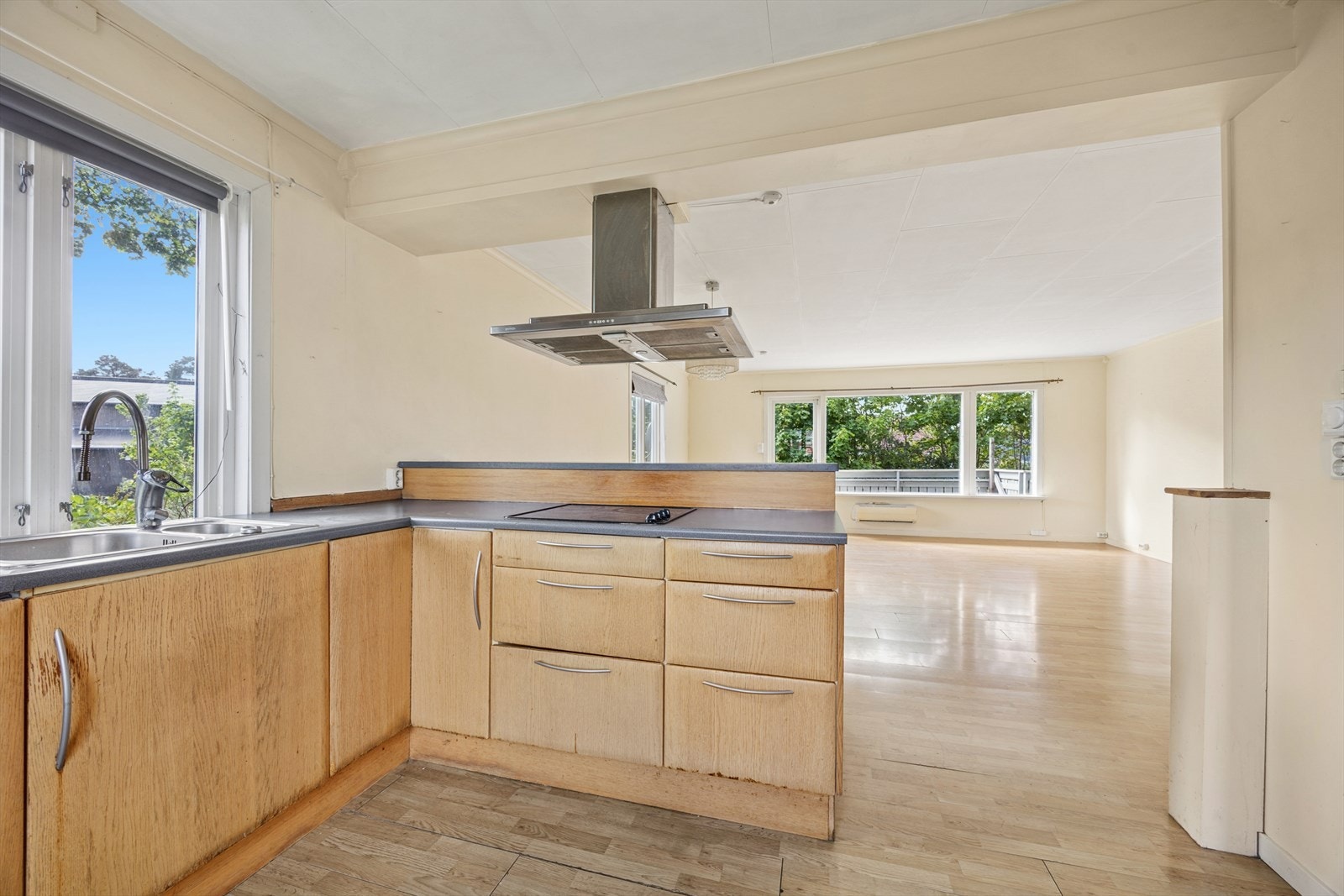 Kjøkken/stue løsningen er romslig. Galleribilde