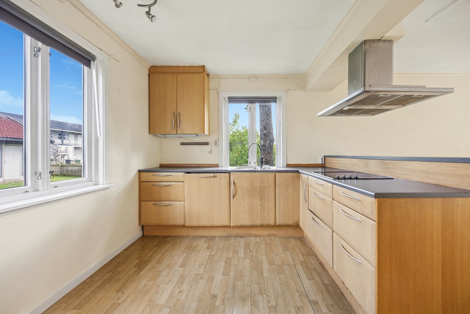 Lyst og hyggelig kjøkken. Galleribilde