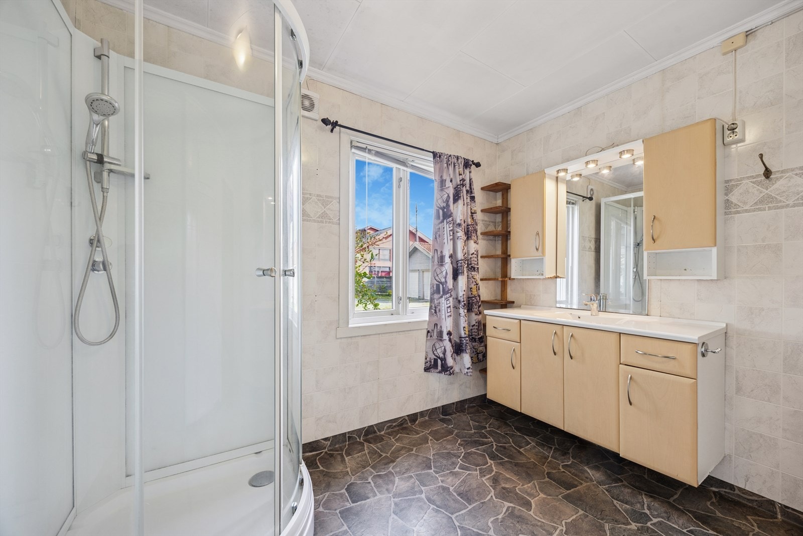 Bad med dusj og wc i 1. etg. Galleribilde