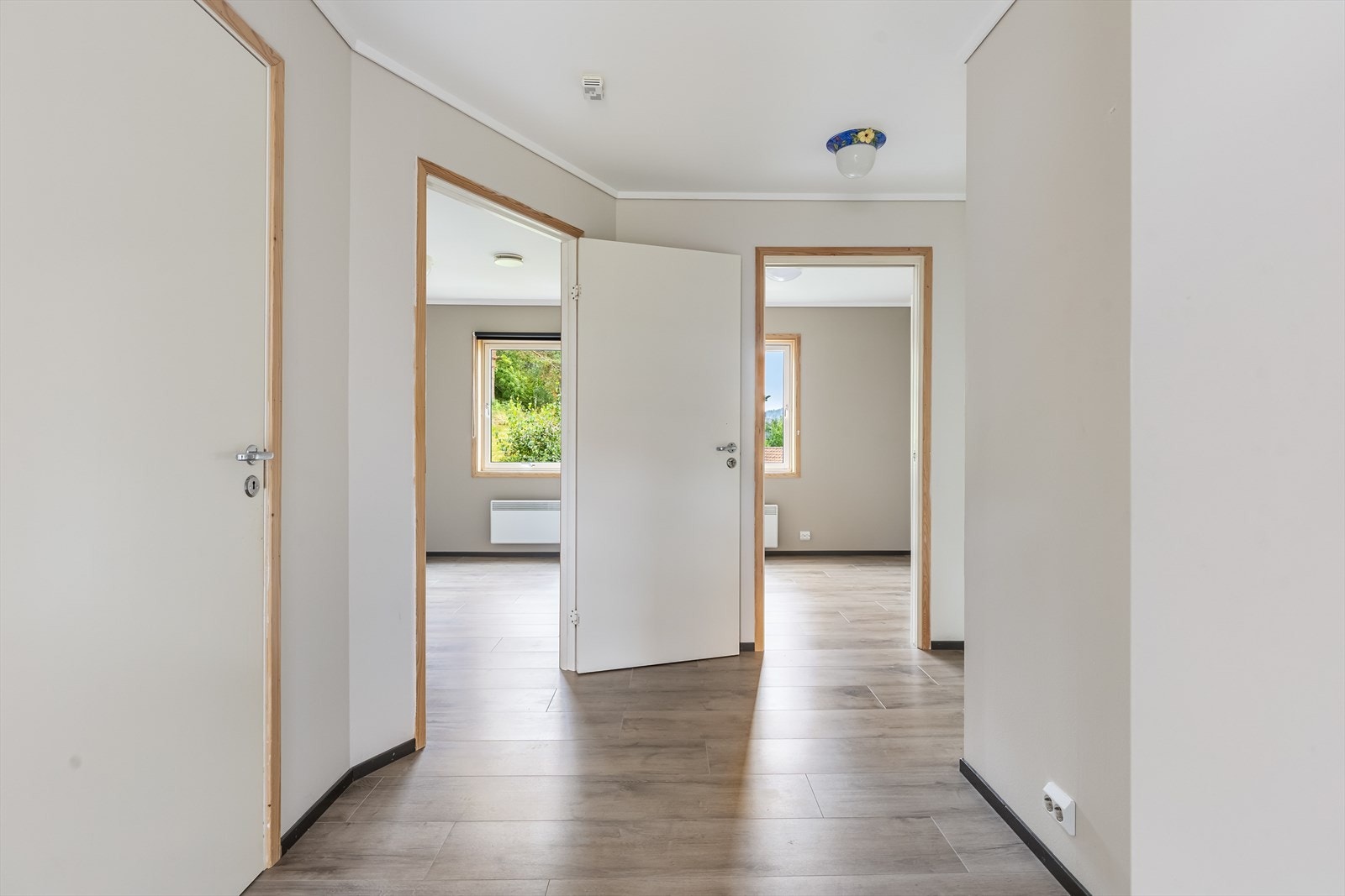 Gang med lyse og nøytrale overflater Galleribilde