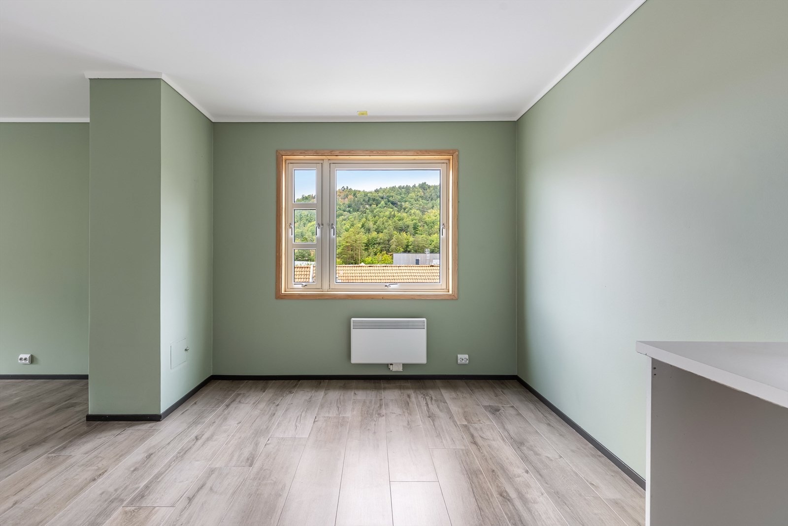 Plass til kjøkkenbord på kjøkkenet Galleribilde