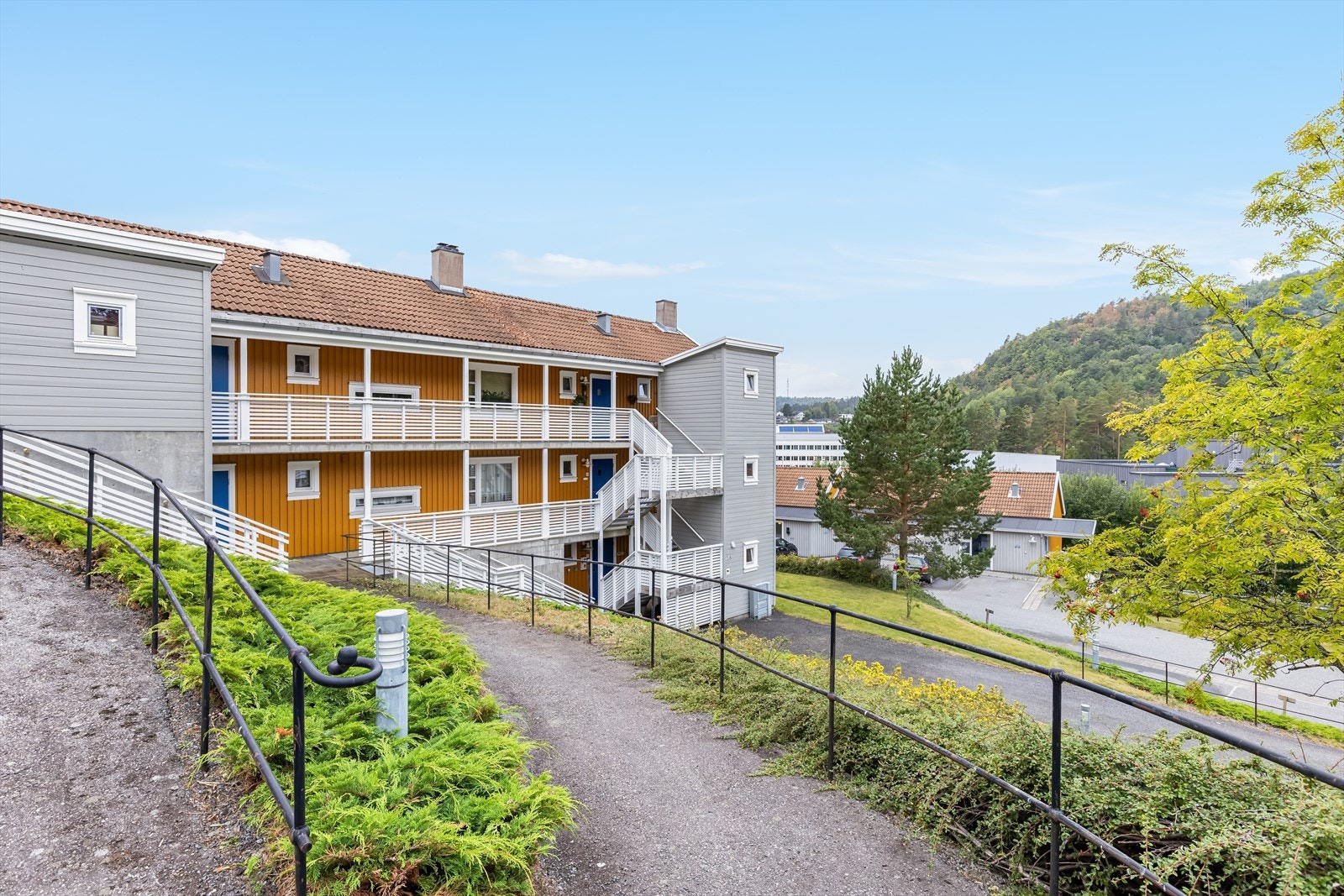 Leiligheten har både trappefri adkomst og trapp ned til leiligheten Galleribilde